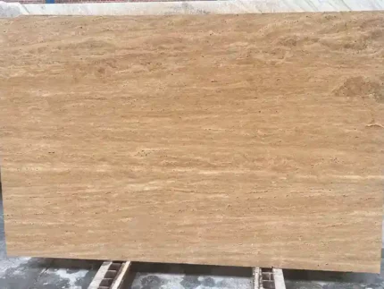 Бежевый травертин – резка по жилкам – полированная обработка – плита